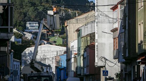 Los trabajos de instalacin del alumbrado estn en marcha en Boiro