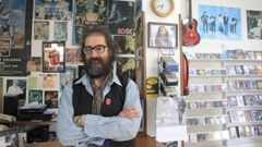 Juan Cupeiro, en la tienda de discos que regenta en el barrio de Santa Cecilia