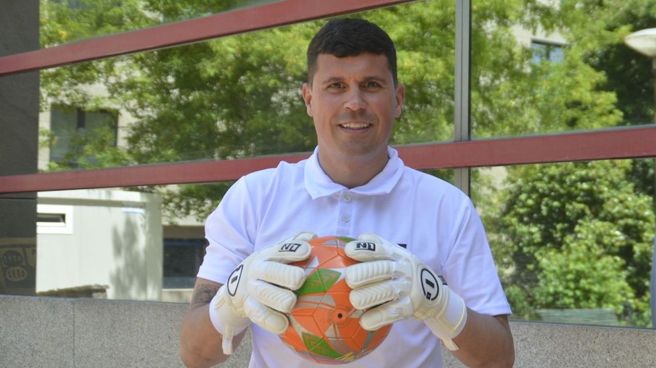 Este santiagués reivindica a los olvidados del fútbol con una batalla de guardametas en Ames