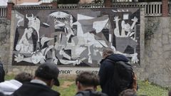 Mural que reproduce el �Guernica� de Picasso en la localidad vizca�na que da nombre al cuadro.