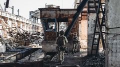 Dos soldados caminan por una antigua f�brica destruida por la guerra en la l�nea del frente, en Donetsk.   