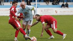 Xaime, del Viveiro, se zafa de dos jugadores del Somozas en un partido en Cantarrana