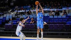 Peris lanzando de tres en el partido ante el Rilski
