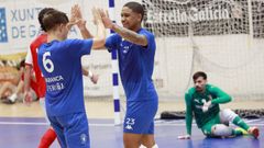 David Novoa y Brayan celebran un tanto en el amistoso ante el Benfica