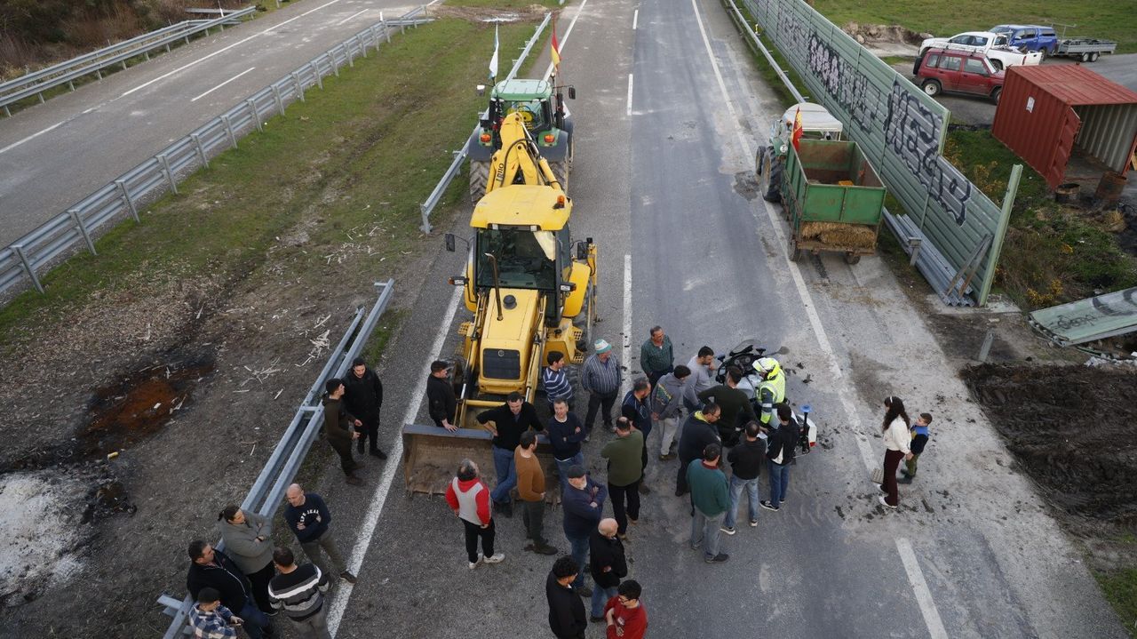 Ganaderos y agricultores desbloquean la autovía en Xinzo tras casi un mes de protesta