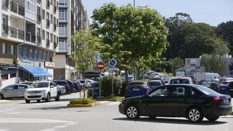 Coches circulando por el casco urbano de Boiro.