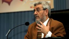 Amando de Miguel, durante una conferencia en Santiago en el a�o 2004.