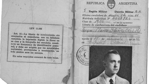 La libreta de enrolamiento del papa Francisco.