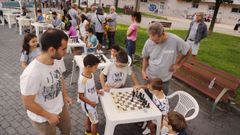 Torneo de xadrez de partidas simultneas organizado recentemente en Ourense pola asociacin de vecios Loureiro co campen ourensn Martn Gmez Carreo.