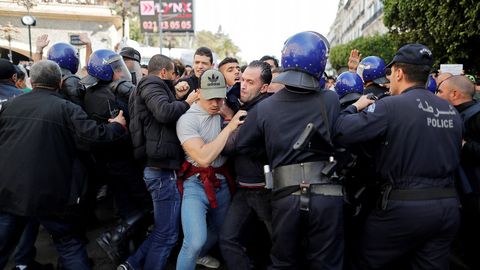 Los antidisturbios cargaron contra la manifestación de universitarios en Argel