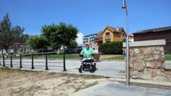 Las personas en silla de ruedas no pueden acceder a la zona de duchas ni a la playa de Coroso al no disponer de un acceso adecuado