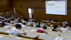 Inicio del examen de Historia de Espa�a ayer en el aula magna de Filolox�a, en el campus de Elvi�a (A Coru�a)