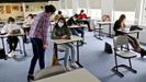 Alumnos de segundo de bachillerato del Colegio Miralba de Vigo asistiendo a clase el pasado mes de junio