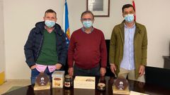 Iv�n Marrube, el alcalde Jorge Val, y Javier Carreiras, este d�a de Nochebuena, en la casa consistorial de Alfoz, con las mieles galardonadas