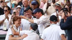 Jannik Sinner celebra su victoria en la final de Wimbledon junto a su entrenador.