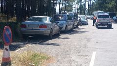 Ni las se�ales logran impedir que los coches estacionen en lugares prohibidos en la entrada de la playa de O Ancoradoiro.