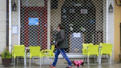 Mobiiario de las terrazas apilado frente a la entrada de un local de hosteler�a de Monforte