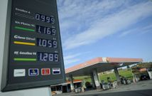 En la estaci�n de servicio de Prado, en Lal�n, el precio estaba un c�ntimo por debajo del euro. 