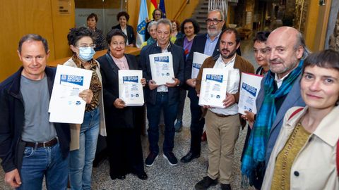 Entrega de sinaturas no Parlamento para a actualizacin do Himno de Galicia.