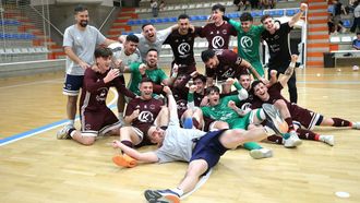 Los jugadores del CompoSala, tras certificar el ascenso a Segunda B