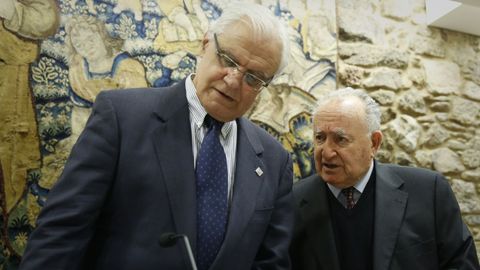 V�ctor Freixanes e Alonso Montero durante a presentaci�n do libro sobre Mar�a Victoria Moreno