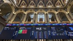Imagen de los paneles de cotizaciones de valores en la Bolsa de Madrid.