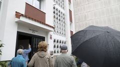 Vecinos del portal 3 de la calle Xes�s Carro, en Vite, en una protesta por el narcopiso del que ya se han librado.