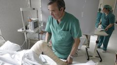 El doctor Jos� Couceiro Follente, que iba a realizar la novedosa intervenci�n quir�rgica, fotografiado en el 2008