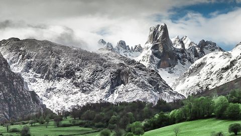 Los Picos de Europa desde el Pozo de la Oracin