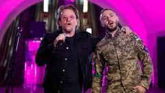 Taras Topolia en concierto con Bono de U2 en el metro de Kiev