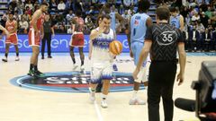 Hugo se dispone a entregar el bal�n al �rbitro tras saludar a los jugadores de ambos bandos.