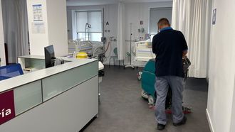 Un trabajador, esta semana limpiando la planta cuarta del Hospital Teresa Herrera de A Corua, el materno-infantil del Chuac.