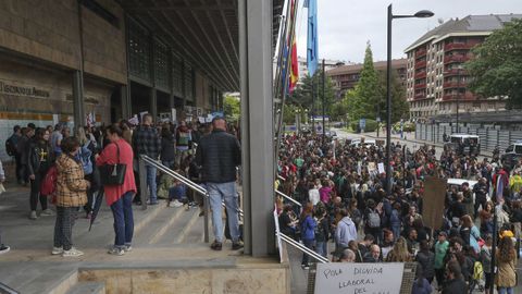 Concentración de los docentes en huelga en el exterior de la sede de las consejerías