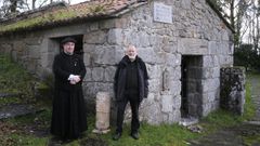 El prroco Juan Jacobo Ard y Alfredo Erias, con el ara recuperada en A Espenuca.