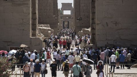 Decenas de turistas pasean por el templo de Karnak, en la ciudad egipcia de L�xor.