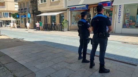 La junta local de seguridad de Sanxenxo destac� la cooperaci�n entre la Polic�a Local, como los agentes de la foto, con la Guardia Civil