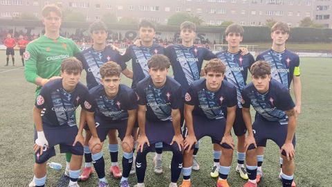 Equipo titular del Celta Juvenil A frente al Roces este sbado en Covadonga.