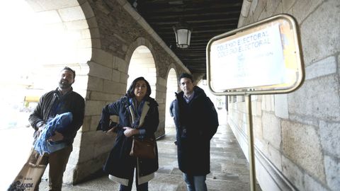 Candia (con el edil lucense Antonio Ameijide a su derecha y el nmero dos de la lista por Lugo, Javier Arias, a su izquierda), entrando a votar en Lugo esta maana.