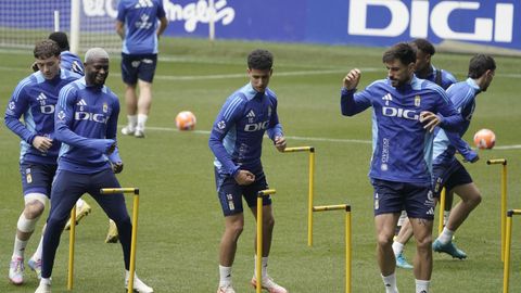 Los jugadores del Real Oviedo durante el último entrenamiento este sábado en la capital asturiana, antes del partido de mañana ante el Mirandés, correspondiente a la vuelta de la semifinal de la fase de ascenso a Primera división