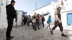Un soldado vigila a los turistas en Sidi Bou Said. 