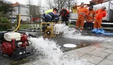 Doce motobombas estaban a pleno rendimiento para tratar de reducir los cauces de los riachuelos. 