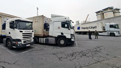 Camiones que transportan contenedores con todo tipo de mercanc�a, a la espera de inspecciones en el puesto de control fronterizo situado en Guixar.