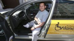 Cristi�n Serrano en el coche de la autoescuela Lespar de A Coru�a