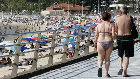 Ambiente en la playa de Samil