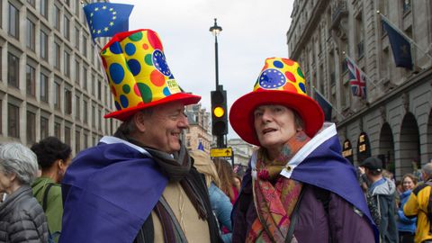 Algunos manifestantes lucieron llamativos atuendos con referencias europe�stas, durante la marcha de Londres
