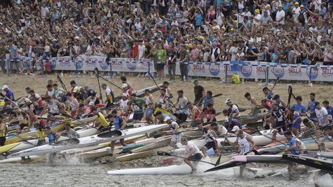 Descenso Internacional del Sella 2025, a 9 de agosto de 2025, en Asturias (España). El Descenso Internacional del Sella, también es conocido popularmente ?Les Piragües?, se celebra de manera anual el primer sábado de agosto posterior al día 2 de dicho mes entre Arriondas y Ribadesella