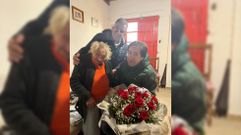 Concepci�n Doamo, con el ramo de flores que le entreg� el alcalde de Sober en nombre del Ayuntamiento