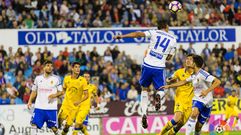Esta ha sido la quinta jornada de la Liga 1|2|3.Marcelo Silva, del Zaragoza, despeja un bal�n de cabeza