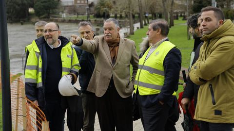 oleiros.El alcalde de Oleiros, �ngel Garc�a Seoane, con el subdelegado del Gobierno, Julio Abalde, en las obras en el paseo de la r�a