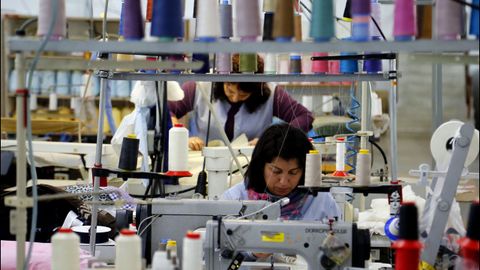 Trabajadoras de la firma de moda infantil Pili Carrera en la fbrica de Mos